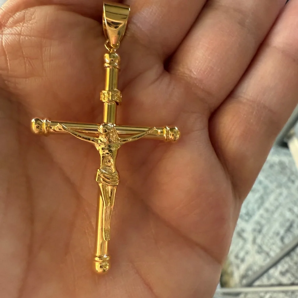SOLD 🍀 18K Solid Gold Crucifix Pendant - Picture 6 of 6